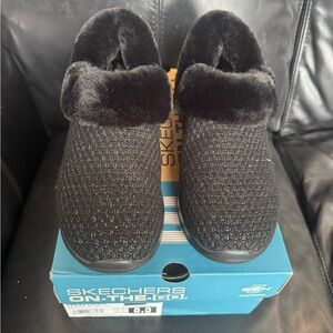 Skechers Women's On The Go Snuggle Ready Slip Ons - NEW in Box